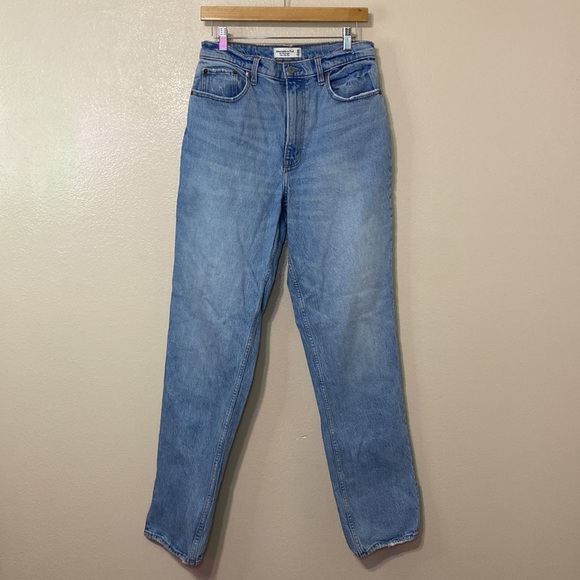 ABERCROMBIE & FITCH - LIGHT WASH STRAIGHT LEG HIGH RISE JEANS - Picture 9 of 14